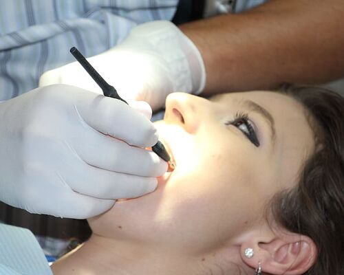 zahnreinigung-dental-repairs-treat-teeth-brushing-teeth (1)