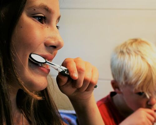 brushing-teeth-tooth-zahnarztpraxis-treat-teeth
