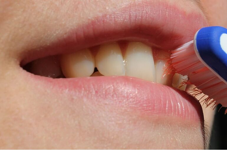 toothbrush-smile-teeth-mouth