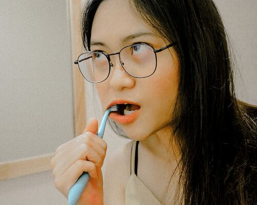 woman-holding-toothbrush